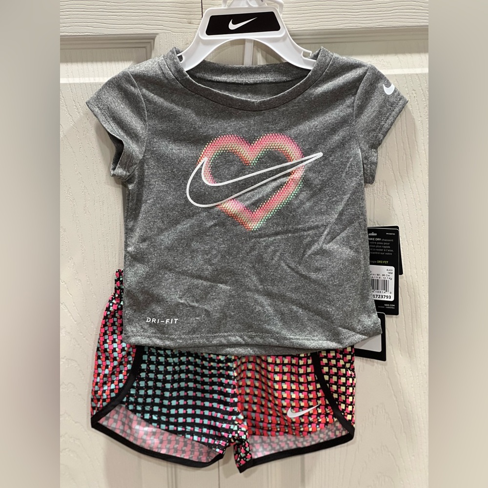 Brand New Nike Girls 2 piece set